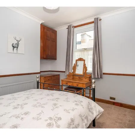 Spacious, Sleeps 5, Near Walls & Free Parking