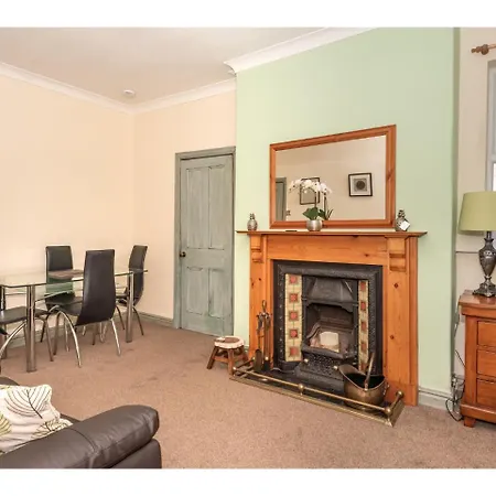 Spacious, Sleeps 5, Near Walls & Free Parking *