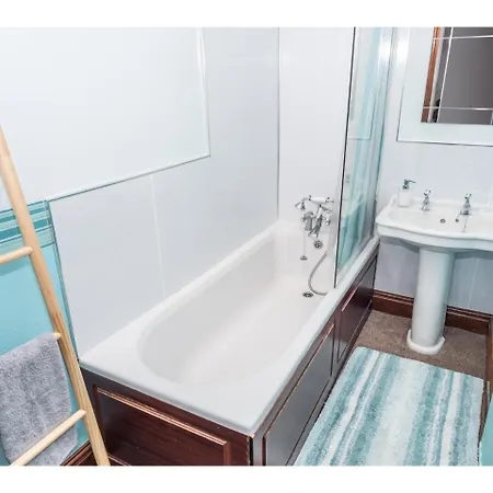 Spacious, Sleeps 5, Near Walls & Free Parking Apartman *